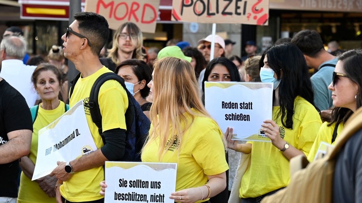 Nezletilého Senegalce s nožem zastřelil v Dortmundu policista samopalem